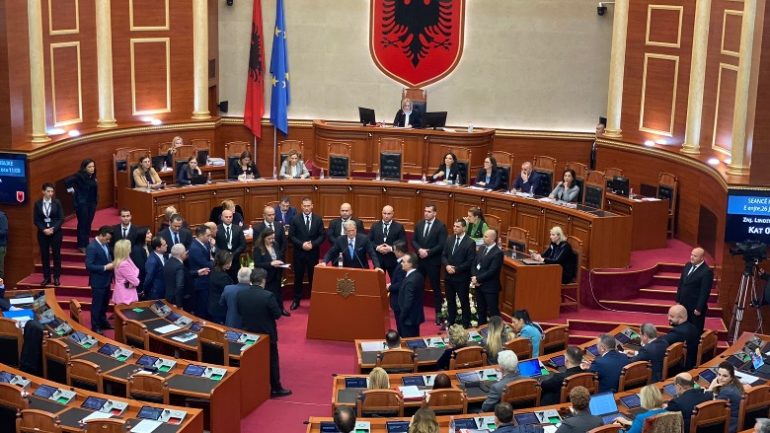 PS kërkon përjashtimin për 10 ditë nga Kuvendi të Sali Berishës dhe 4 deputetëve të PD