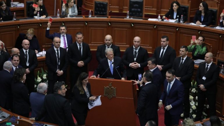Përjashtohen nga Kuvendi Berisha dhe pesë deputetë të PD