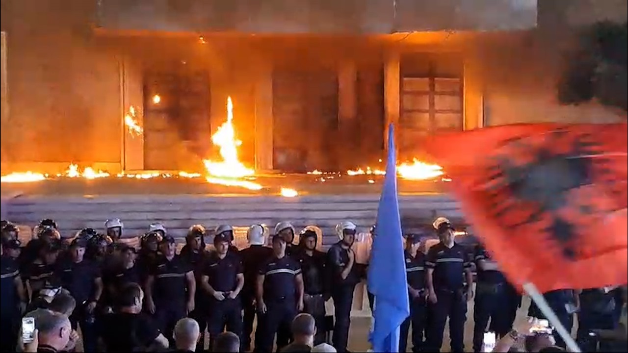 Protesta e opozitës/ Procedohen penalisht 8 persona pasi hodhën flakadanë e molotovë në drejtim të Kryeministrisë