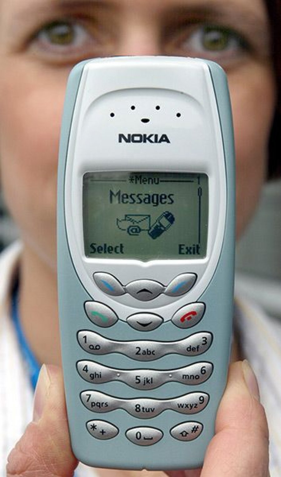 Kjo shkollë në Britani 'i detyron' studentët të përdorin vetëm celularët e vjetër Nokia