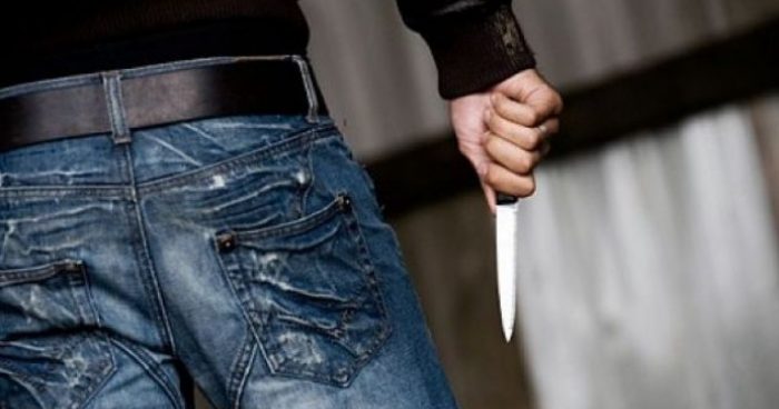 Kërcënoi me thikë një grua, procedohet penalisht 41-vjeçari