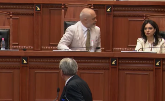 Seanca për imunitetin e Ahmetaj/ Rama largohet nga Kuvendi kur Berisha i drejton gishtin