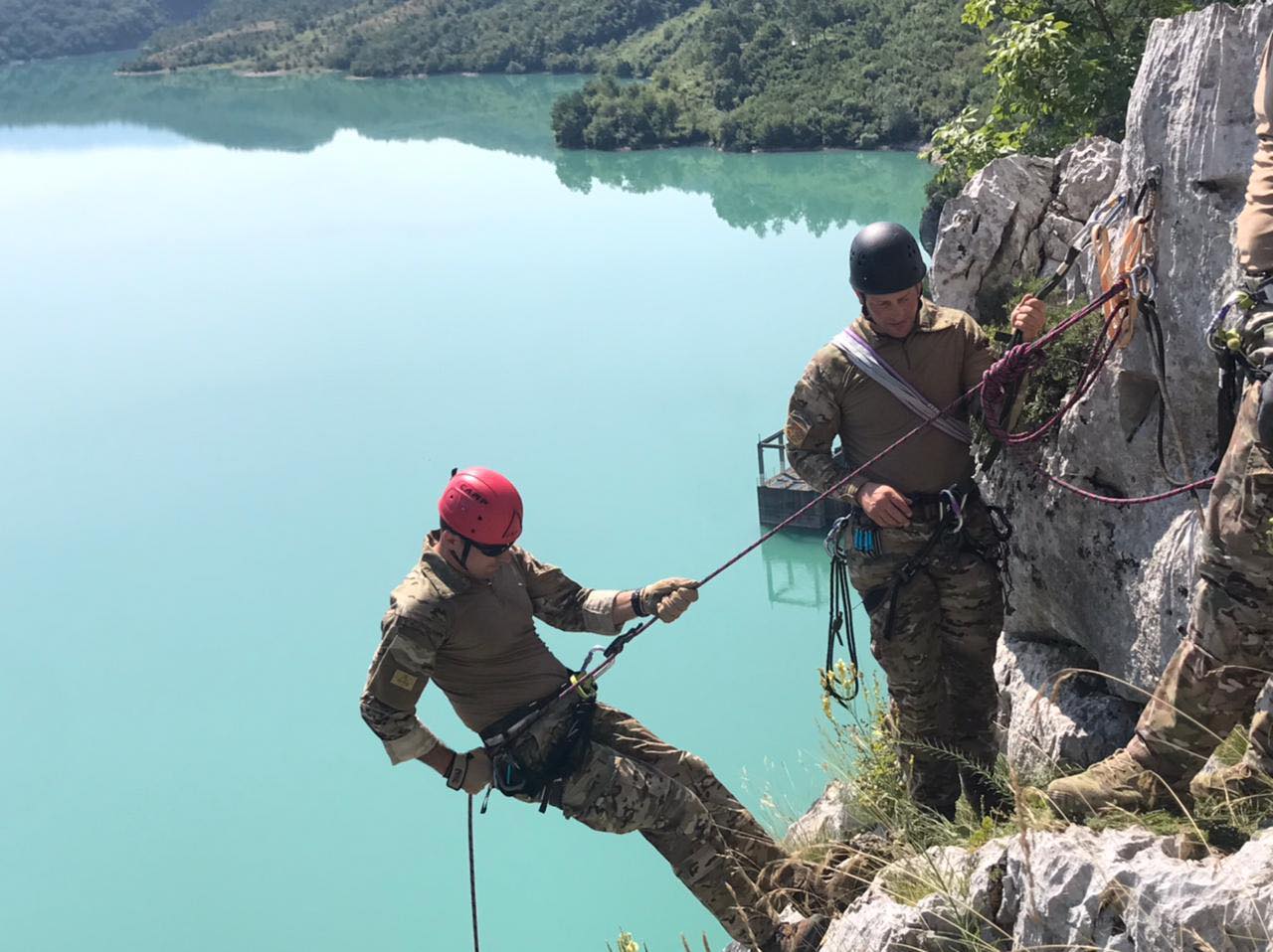 Efektivët e Batalionit të Forcave Speciale të ROS, përfunduan stërvitjen e alpinizmit