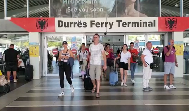 Fluks udhëtarësh në Portin e Durrësit, mbi 2 mijë qytetarë mbërritën vetëm paraditen e sotme
