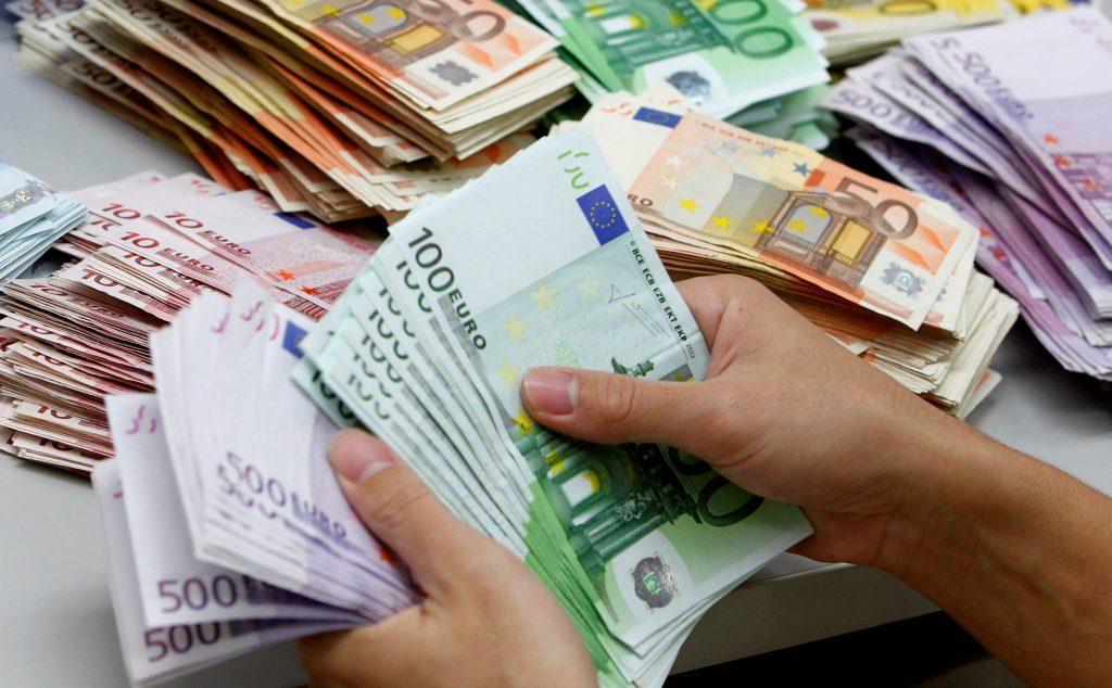 Euro në pikiatë, monedha shkëmbehet me 103 lekë. Në rënie edhe dollari e paundi