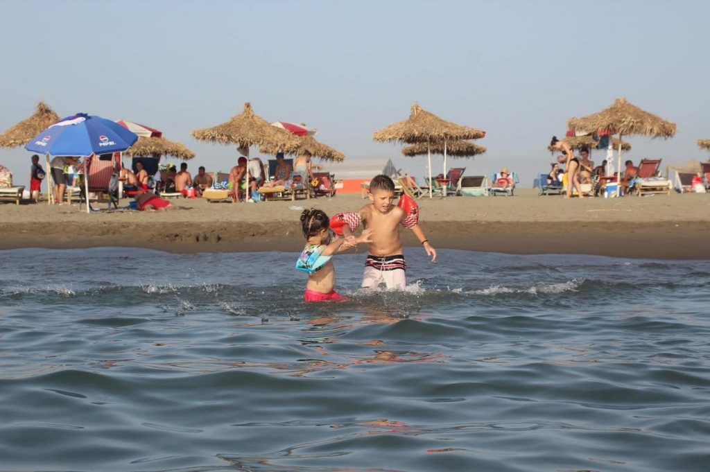 Rama ndan foto nga plazhi i Semanit në Fier