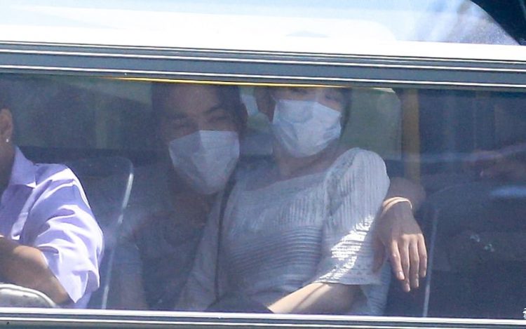 Hoqi dorë nga titulli, princesha e Japonisë fotografohet në autobus me bashkëshortin