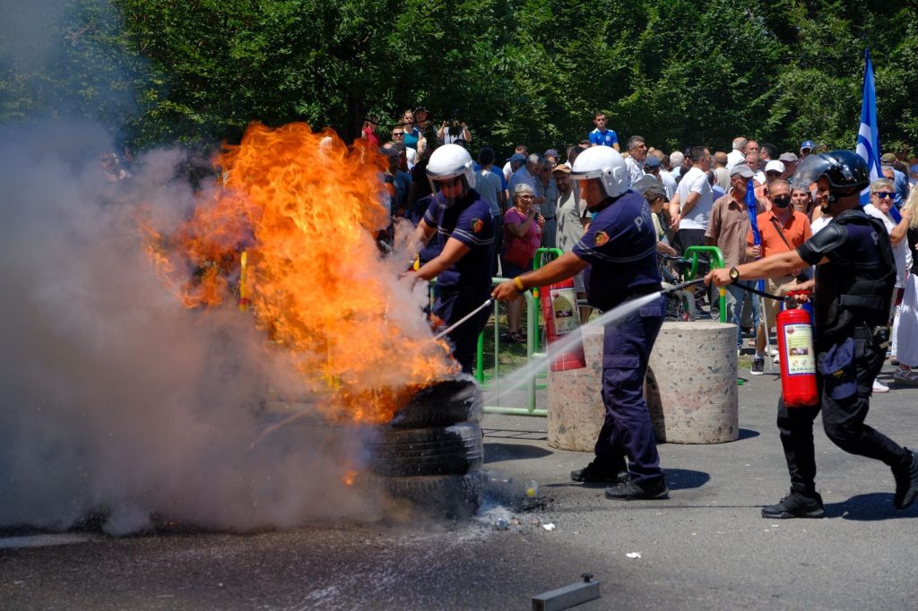 Protesta e opozitës para bashkisë së Tiranës, digjen goma makinash