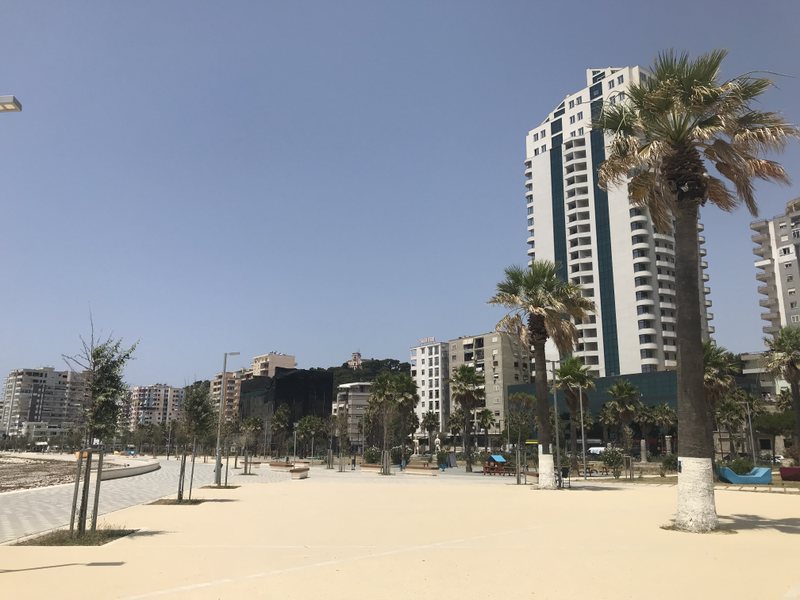 Rezidentët e huaj dhe turistët rrisin kostot e jetesës në ‘lungomaren’ e Durrësit
