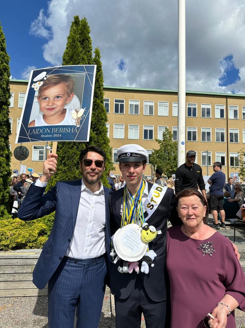 Liria lë vetëm Berishën në shtëpi dhe fluturon drejt Suedisë me Shkëlzenin: Gjysh Saliu mungon në diplomimin e nipit