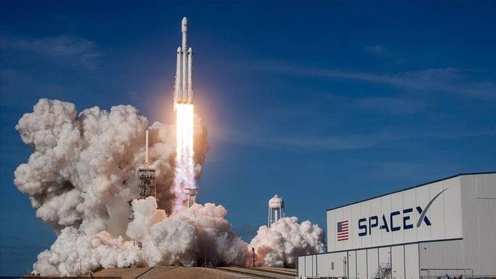U pushuan nga puna, ish-punonjësit e SpaceX padisin Elon Muskun