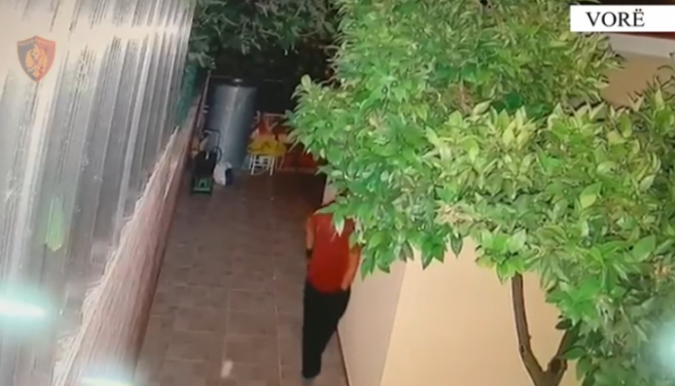 44-vjeçari hedh sasi tritoli në banesë e një personi, më pas telefonon policinë