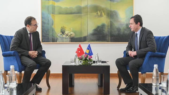 Kryeministri Kurti takoi ambasadorin e Türkiyes në Kosovë
