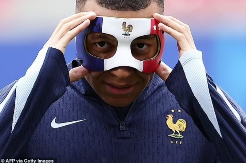 Mbape vendos maskë, por UEFA e ndalon të luajë