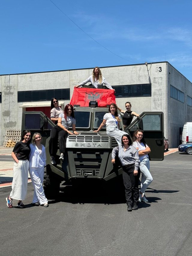 Kush është Arjeta, sipërmarrësja që prodhoi makinën e parë të blinduar ushtarake në Shqipëri
