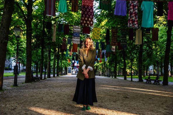 Artistja shqiptare nga Kosova, instalacion në Hagë me veshjet e të mbijetuarave të dhunës seksuale
