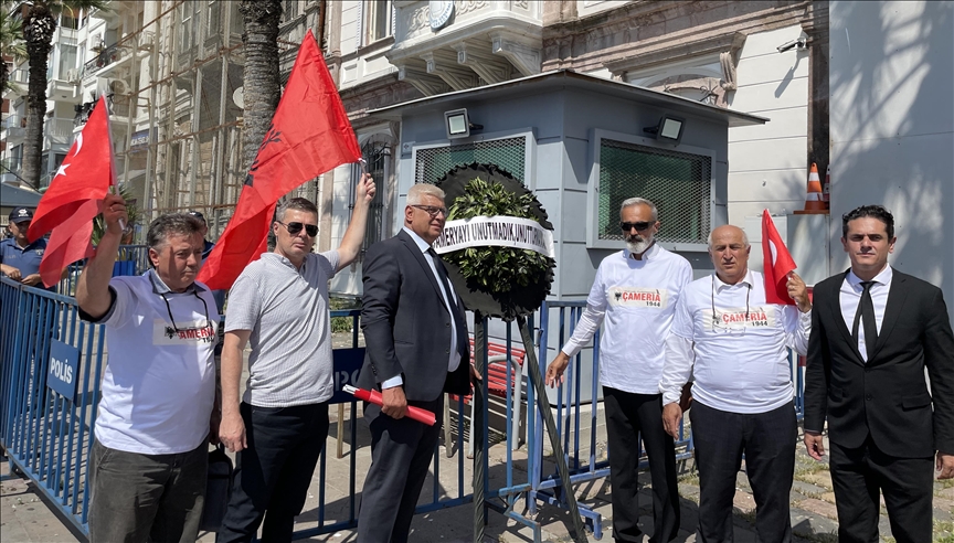 Shqiptarët e Izmirit vënë kurorë të zezë pranë konsullatës greke me rastin e gjenocidit të Çamërisë