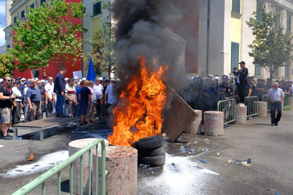 Protesta e opozitës para bashkisë së Tiranës, digjen goma makinash