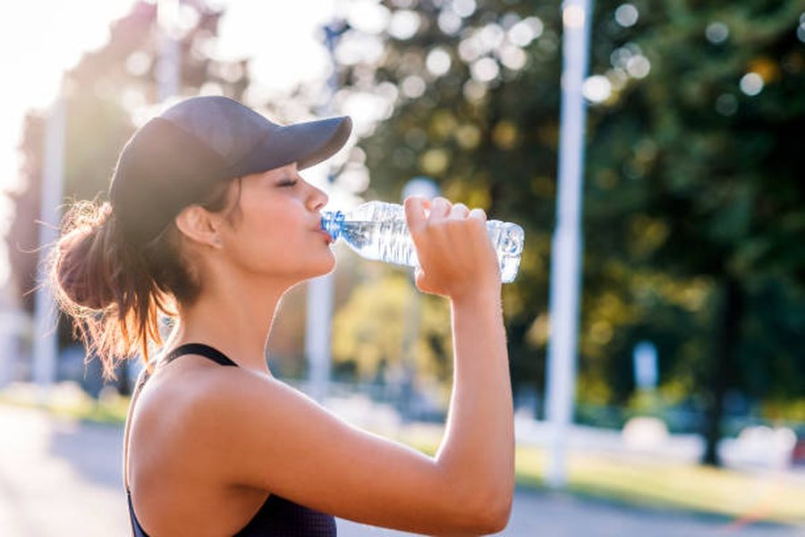 A mundet që shishet e ujit të rritin rrezikun e diabetit? Studimi i ri nxjerr rezultate shqetësuese