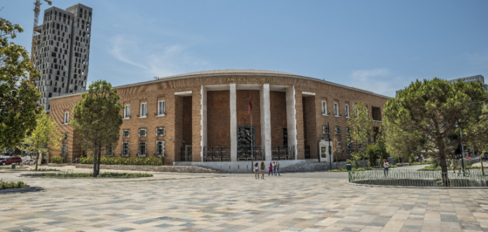 Banka e Shqipërisë ndërhyn në tregun e parasë, blen 32.60 milionë euro