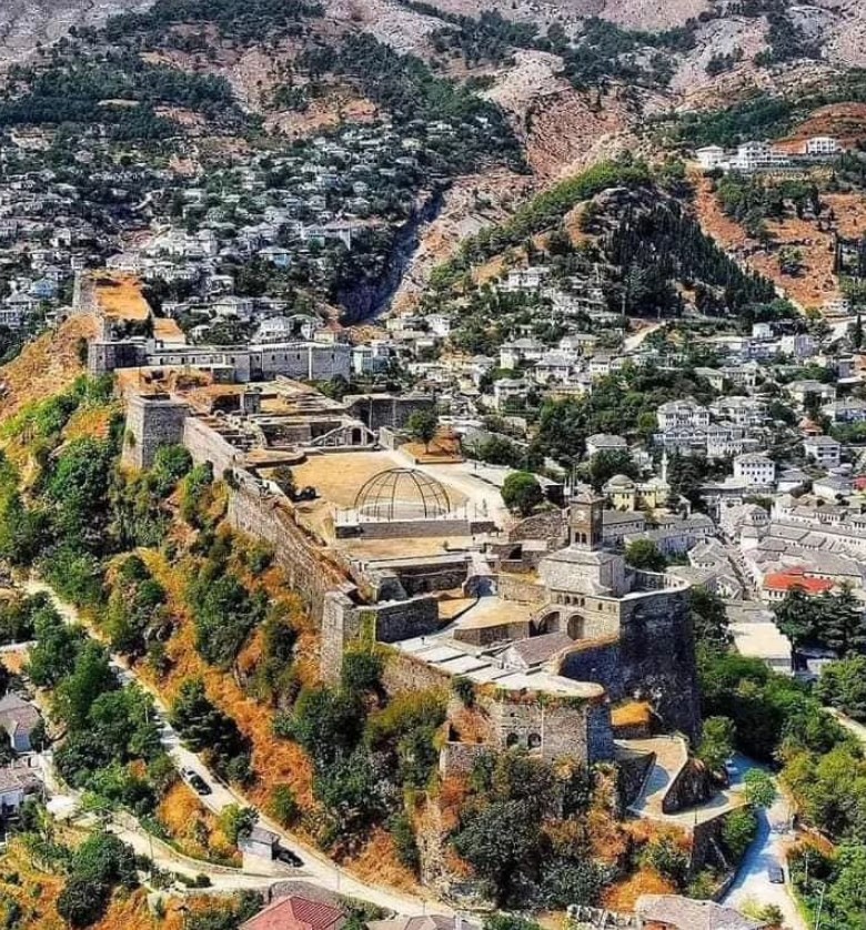 Maji shton turistët në Kalanë e Gjirokastrës