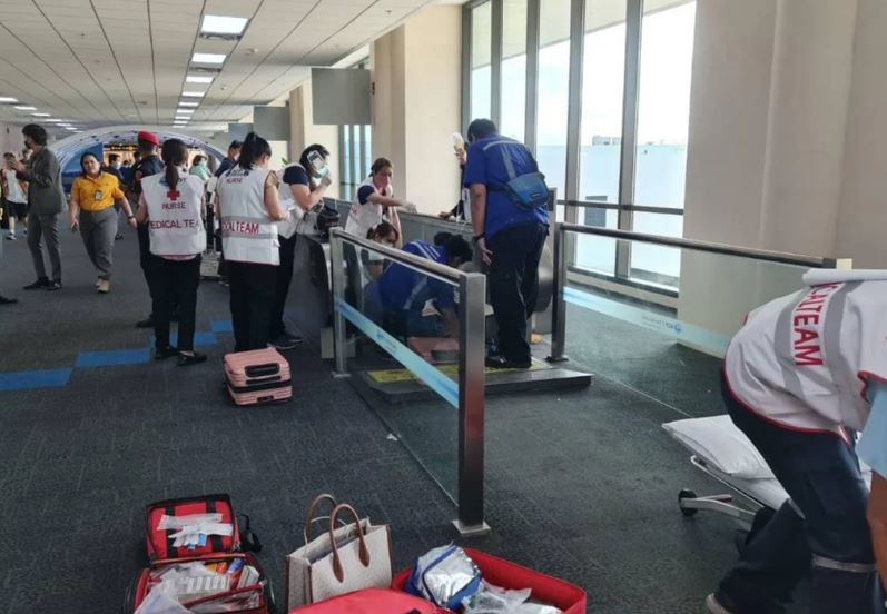 Gruas i ngec këmba në shkallën lëvizëse të aeroportit, mjekët detyrohen t’ia presin