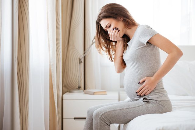 A është e rrezikshme shija metalike në gojë për gratë shtatzënë?