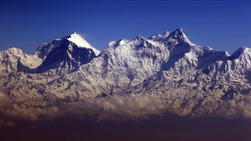 Mblidhen 11 tonë mbeturina nga majat e Himalajeve dhe gjenden 4 kufoma