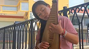 Muzikantja kineze e Durrësit/ Prej dy vitesh në rrugët e qytetit luan muzikë me instrumente tradicionale