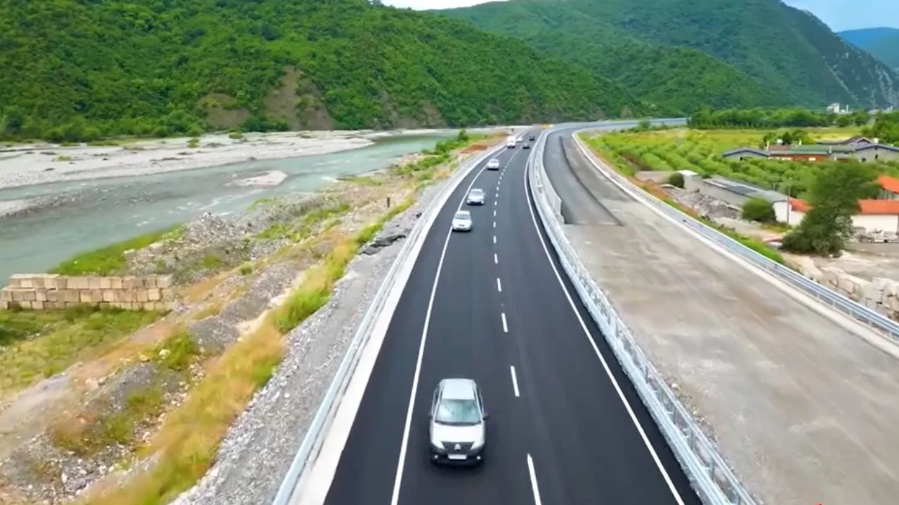 Video/ Elbasan-Qafë Thanë, hapet qarkullimi në një pjesë të aksit rrugor