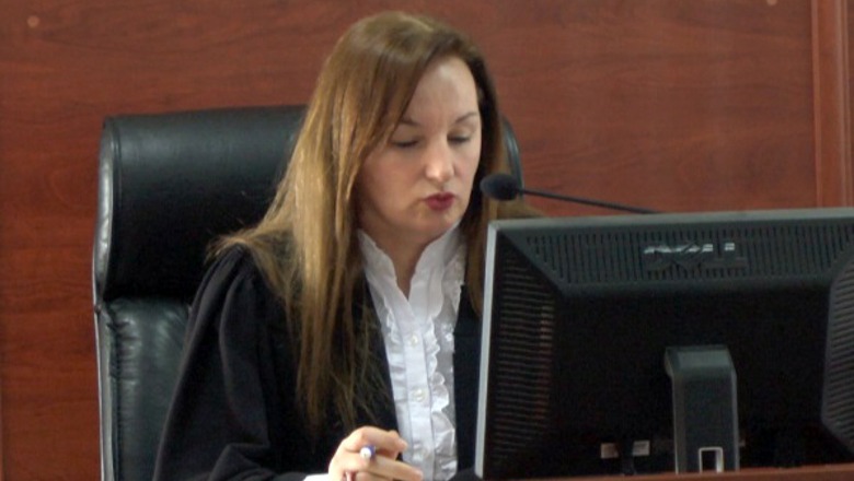 Gjyqtarja e Durrësit denoncoi se i vodhën banesën: Morën paratë që i mbaja në shtëpi për konsum të përditshëm dhe disa buzhuteri