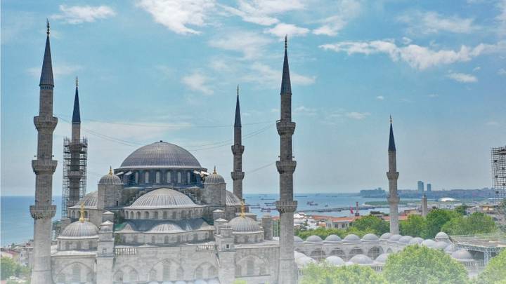 Xhamia Blu, xhamia e parë në Istanbul me gjashtë minare