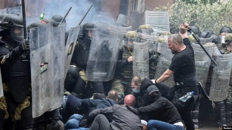 KFOR-i: Grupet kriminale kanë qenë mbrapa protestave të dhunshme në Veri të Kosovës