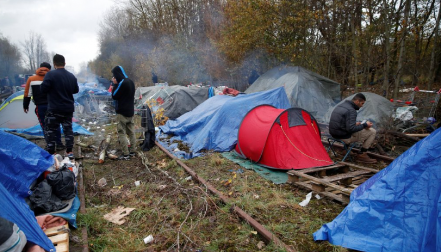 Emigrantët nuk heqin dorë nga Anglia, të dëshpëruar presin në kampe kalimin me gomone