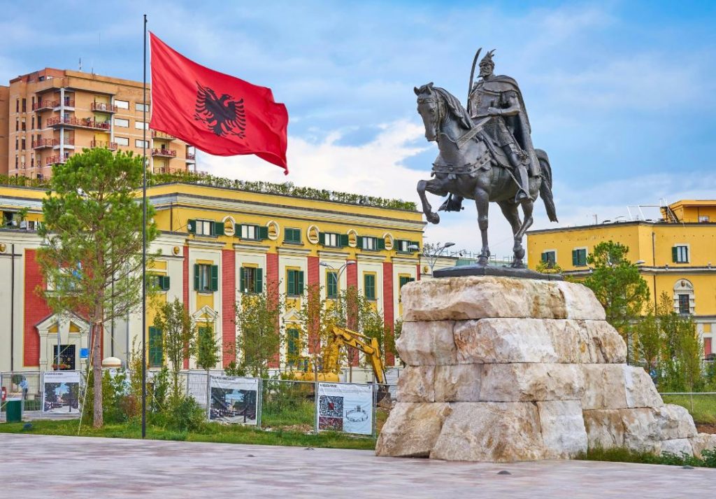 “The Sun”: Shqipëria – peizazhe të mahnitshme, histori magjepsëse dhe çmime të lira