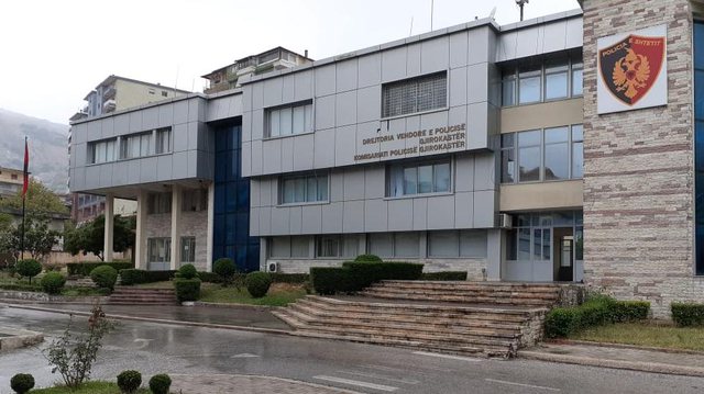 E mashtroi dhe i mori paratë një gruaje, arrestohet 55-vjeçarja në Gjirokastër