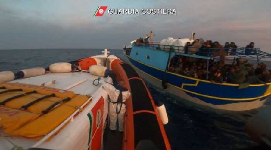 Roja Bregdetare italiane shpëton 450 emigrantë 100 milje nga Sirakuza