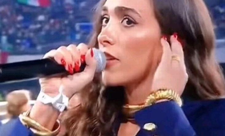 Dështoi në këndimin e himnit kombëtar të Anglisë në ndeshje me Italinë, këngëtarja kërkon falje