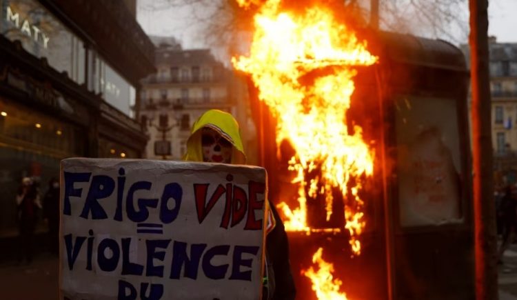 Protesta të dhunshme kundër reformës së pensioneve në Francë