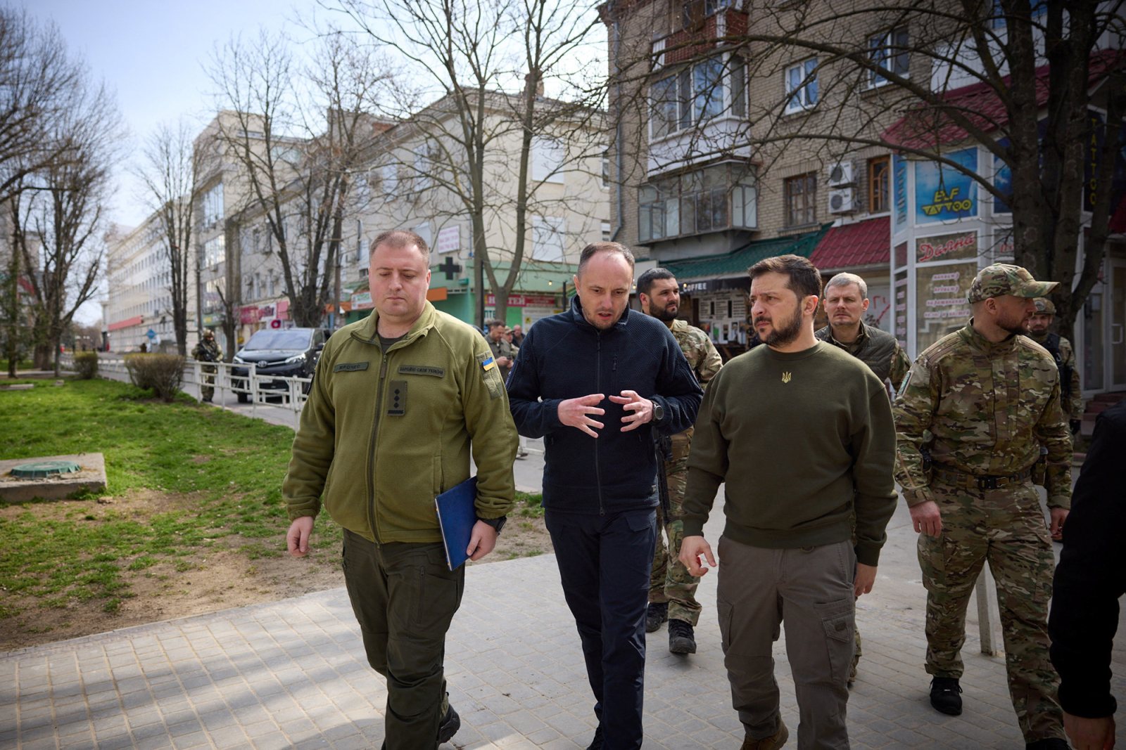 Zelensky viziton rajonin e Khersonit në ditën e dytë të turit pranë vijës së frontit