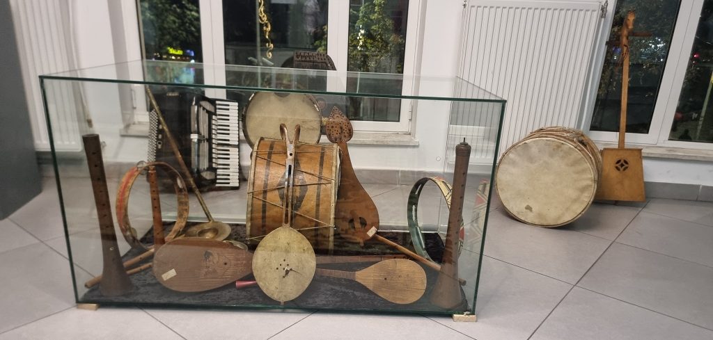 TKOBAP: Ermal Sela, instrumentist dhe koleksionist i mbi 900 veglave popullore muzikore