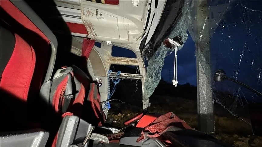 Afrikë e Jugut, 45 të vdekur pasi një autobus bie nga ura