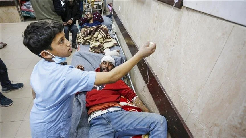 Fëmija i vogël palestinez ndihmon të plagosurit nga sulmet izraelite