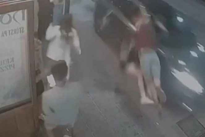 Momenti i frikshëm kur makina përplas dy këmbësorë në Spanjë