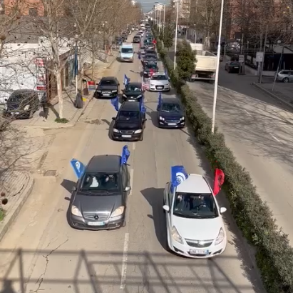 Autokolona me protestues nga qytetet e tjera të Shqipërisë bllokon rrugën në Tiranë