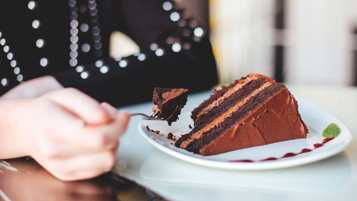2 rreziqe që i kanosen trupit tënd nëse ha ëmbëlsira çdo ditë