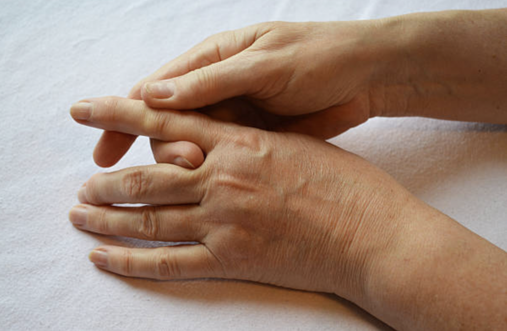 Dridhja e gishtave – Shkaqet dhe trajtimet natyrale që ju ndihmojnë