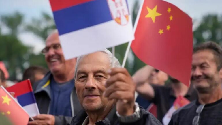 VOA: A po e humb Perëndimi betejën me Kinën për zemrën e Serbisë?