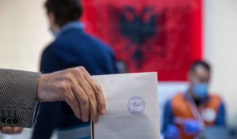 Thasë me miell, ushqime apo një vend pune! Analiza e REL: Si “shitet dhe blihet” vota në Shqipëri?