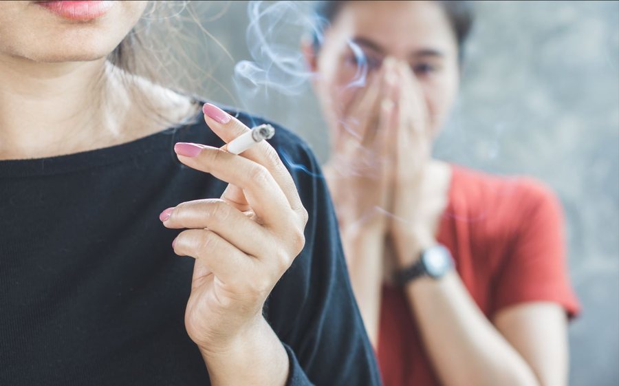 “Lajme të mira” për duhanpirësit, studimi: Nikotina nuk është faktor për sëmundjet
